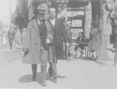  ANONYME
André Breton et Paul Eluard à Prague, 1935
Photographie.
5,5 x 7,4 cm 
Provenance... Gazette Drouot