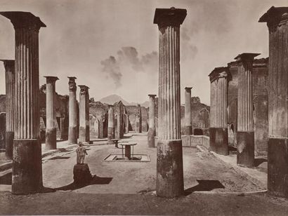 Pompeii
Photography circa 1900.
Small accidents,...