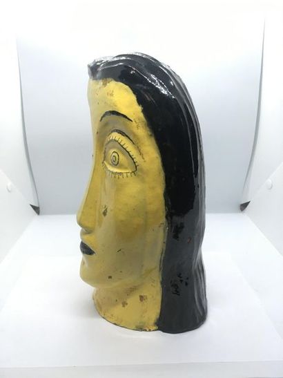 null Tête de femme en terre cuite vernissée, vers 1950
H. 27 cm
