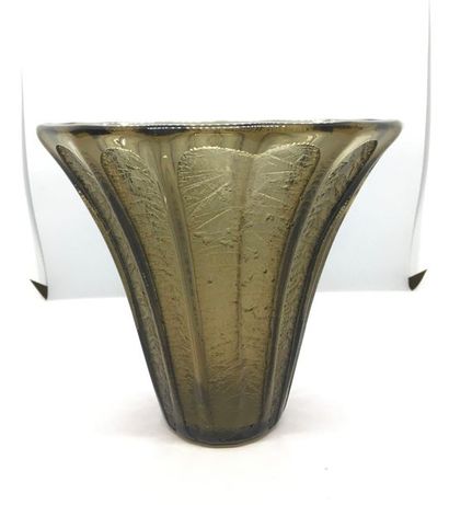 null Daum - Flared vase in moulded smoked glass decorated with frosted flutes.
Signed
Circa...