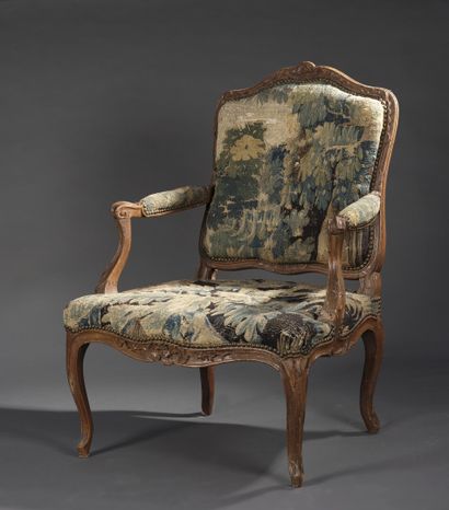  Large fauteuil en bois mouluré et sculpté estampillé Tilliard d'époque Louis XV

À... Gazette Drouot