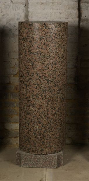 null Paire de colonnes en granit rose, elle

repose sur une base carrée à coté incurvé.

H....