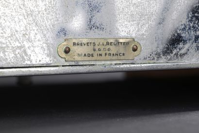  J. L. REUTTER 
Pendule Atmos, vers 1930 
Pendule cabinet à gradins en métal chromé...
