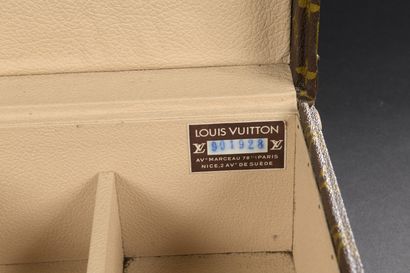 null Louis VUITTON

Rigid shoe box in monogram canvas,

gilded brass corners and...