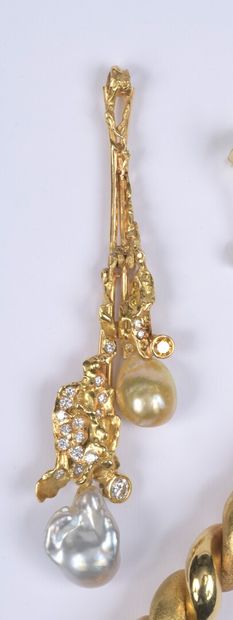 null Jean VENDOME

Long pendentif en or jaune 750 supportant deux importantes perles...