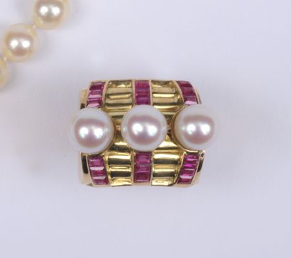 null Important creation ring in yellow gold 750 set with three white cultured pearls...