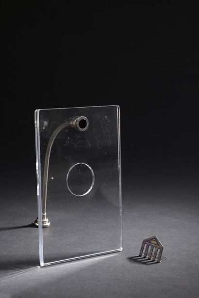null BVLGARI

Plexiglass frame, silver support.

Weight 70 gr 

We join a silver...