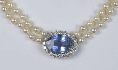 null Collier deux rangs de perles de culture (D. perles entre 5,6 et 5,95 mm), centré...
