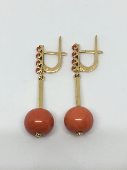 null A pair of 585°/00 yellow gold earrings, each with coral beads (average diameter...