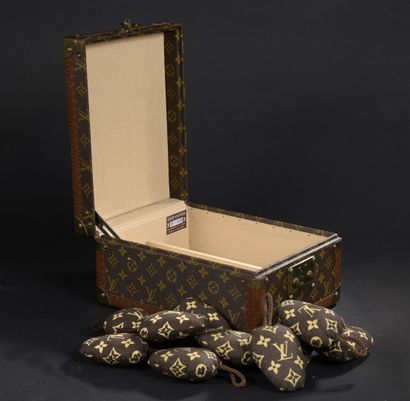 null Louis VUITTON

Rigid shoe box in monogram canvas,

gilded brass corners and...