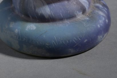  DAUM 
Vase balustre en verre marmoréen violine et bleu ciel. 
Signé. 
H. 35 cm