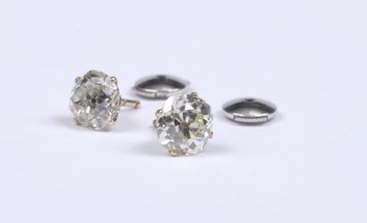 null Paire de boucles d'oreilles en or gris 750 sertie de diamants de taille ancienne...