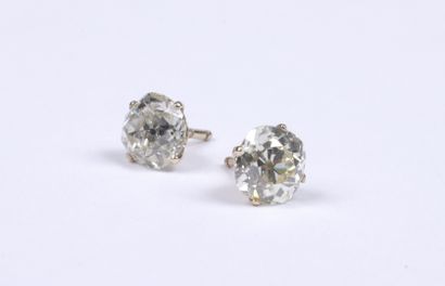 null Paire de boucles d'oreilles en or gris 750 sertie de diamants de taille ancienne...