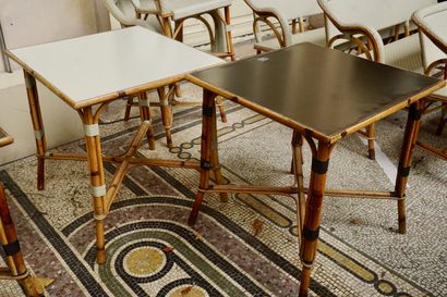 null 10 tables carrées marrons en bambou. Elles reposent sur 4 pieds cambrés réunis...