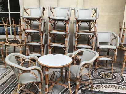 null 8 guéridons blancs H.71,5 D.66 cm et 16 fauteuils blancs, en bambou et garniture...