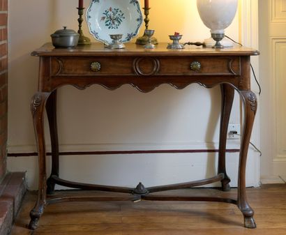 null Table en noyer mouluré et sculpté, d'époque Louis XV

Elle ouvre à un tiroir...