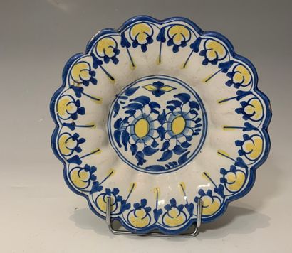 null DELFT, XVIIIe siècle - Petite coupe lobée

en faïence à décor bleu et jaune...