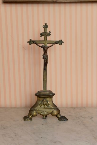 Crucifix en bronze, XIXe siècle 
H. 42 c...