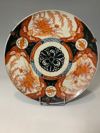null JAPON, XIXe siècle - Plat rond en porcelaine à décor Imari bleu, rouge et or...