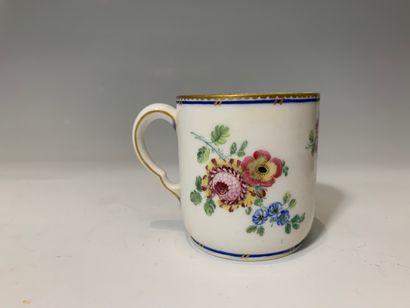 null SÈVRES (?), XVIIIe - XIXe siècle - Tasse en porcelaine à décor de fleurs.

H....
