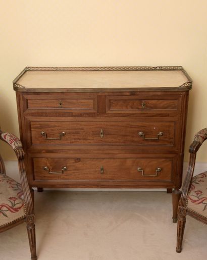 null Commode en bois teinté acajou, style Louis XVI, fin XIXe siècle

Ouvrant à quatre...