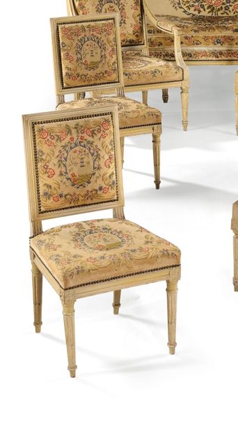 null Paire de chaises en bois mouluré et sculpté attribuées à Boulard de la fin de...