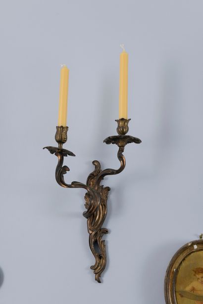 null Paire d'app liques en bronze ciselé de style Louis XV, XIXe siècle

À deux bras...