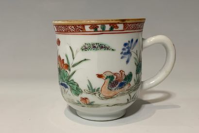 null CHINE, début du XVIIIe siècle, période Kangxi - Tasse en porcelaine à décor...