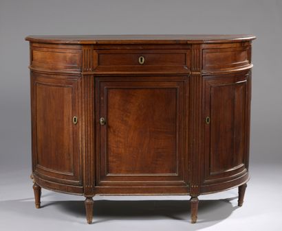 null Buffet en noyer de forme demi-lune en bois naturel mouluré d'époque Louis XVI

Il...