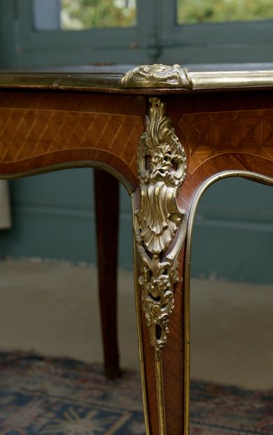null Table-bureau en placage de satiné, d'époque Napoléon III

Ouvrant à un tiroir...