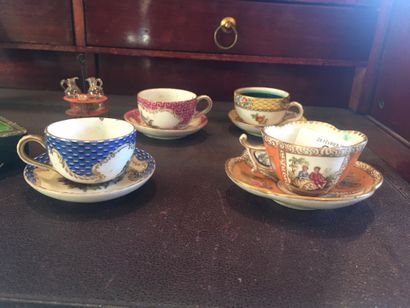 null ALLEMAGNE, XIXe siècle - Quatre tasses miniatures et leurs sous tasses en porcelaine...