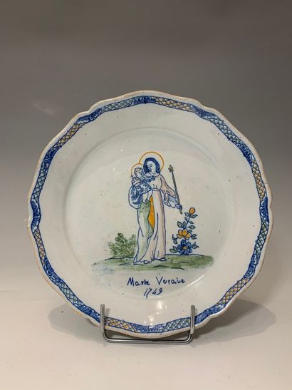 null NEVERS, XIXe siècle - Assiette en faïence à décor patronymique de la Vierge...