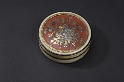  Boîte ronde en ivoire et écaille d'époque Louis XVI 
Ornée sur le couvercle d'un...