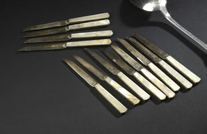 null Set of twelve silver and mother-of-pearl knives signed Got in Moulins, Louis...