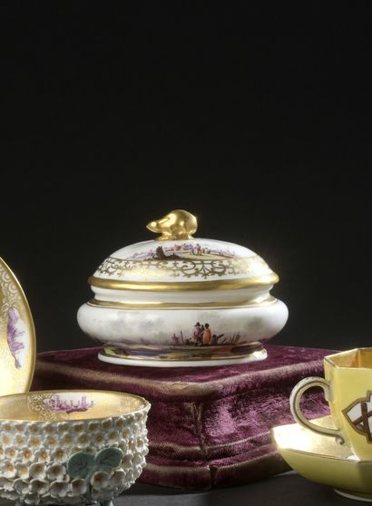 null MEISSEN, XVIIIe siècle, vers 1730-1735

Boite à sucre ovale couverte en porcelaine...