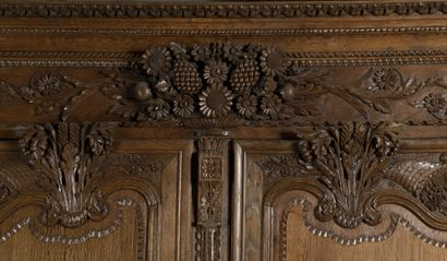 null Belle armoire normande en bois naturel mouluré et sculpté, fin du XVIIIe siècle

Ornée...