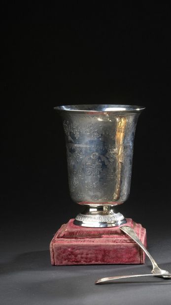 null A silver tulip tumbler on a pedestal engraved with flowers, Paris, 1819-1838

Dents.

Weight...