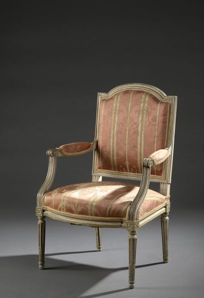 null Fauteuil en bois mouluré et sculpté et relaqué d'époque Louis XVI

À dossier...