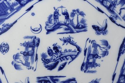 null VIEILLARD in Bordeaux, second half of the 19th c.

Very large round porcelain...