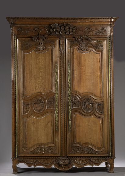 null Belle armoire normande en bois naturel mouluré et sculpté, fin du XVIIIe siècle

Ornée...