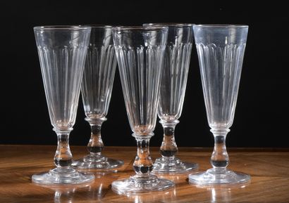  Seize flûtes à champagne en cristal d'époque Napoléon III 
À pans coupés reposant...