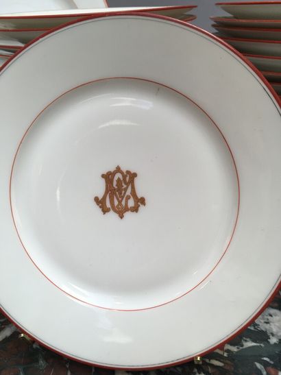 null Partie de service de table en porcelaine à filets corail monogrammé CM, fin...