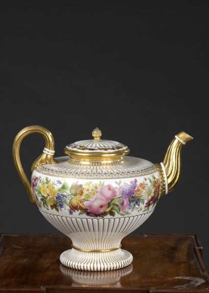  SÈVRES, époque Louis-Philippe, année 1838 
Théière couverte en porcelaine à décor...
