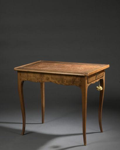  Petit bureau en bois fruitier par J. F. Hache, époque Louis XV

Il ouvre à un tiroir... Gazette Drouot