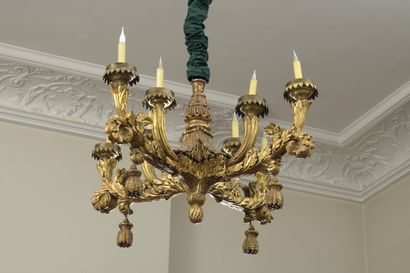 null Lustre à huit lumières en bois sculpté et doré, travail italien fin XVIIIe ou...