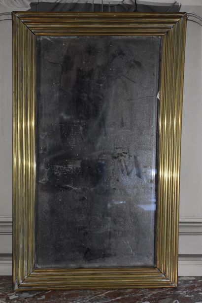  Glace en laiton, fin du XIXe siècle 
84 x 52 cm
