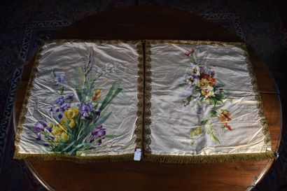 null Deux panneaux à suspendre en satin peint, vers 1900, les deux à décor de bouquets...
