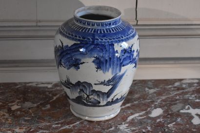  Potiche en faïence, Chine, XIXe siècle 
A décor de paysage en camaïeu bleu 
H. 28...