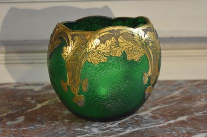 null Vase en verre par Mont Joye

A fond vert et à décor de feuillage d'or

Signé...