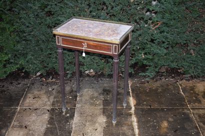 null Table en acajou et placage d'acajou de la fin de l'époque Louis XVI

A dessus...